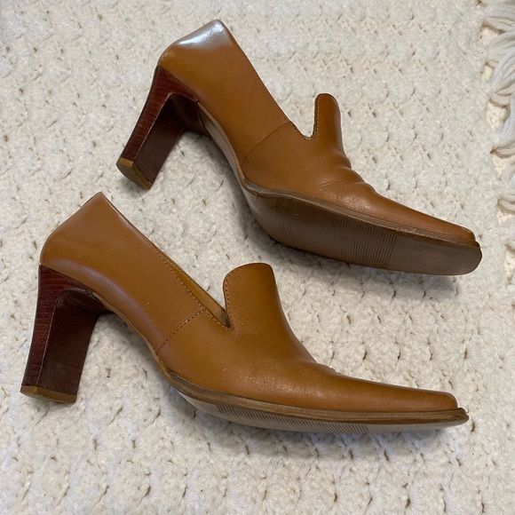 Diba Shoes - Saddle colored leather heels. Size 7M